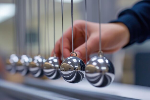 Foto schüler berühren newton-wiegel im labor physik-experiment-konzept