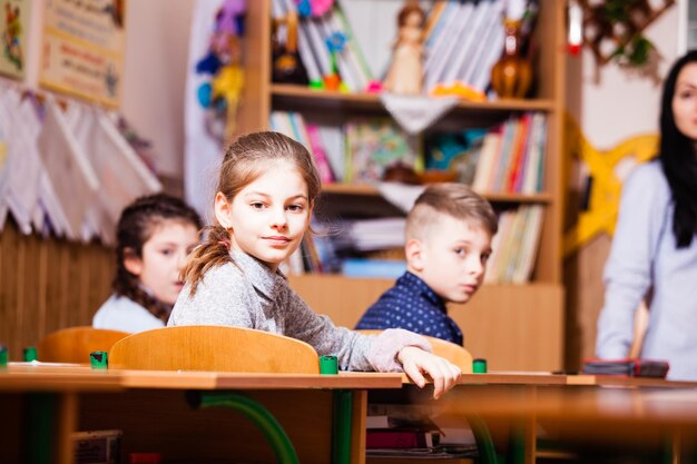 Foto schüler blicken während des unterrichts im klassenzimmer zurück