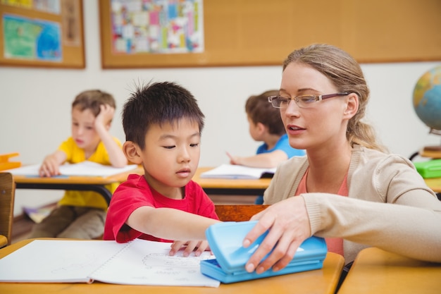 Schüler, der einen Stift in seinem Bleistiftkasten nimmt