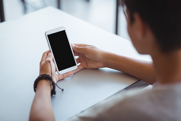 Schüler, der Handy im Klassenzimmer benutzt