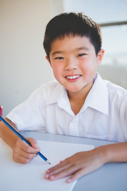 Schüler, der Hausaufgaben im Klassenzimmer macht