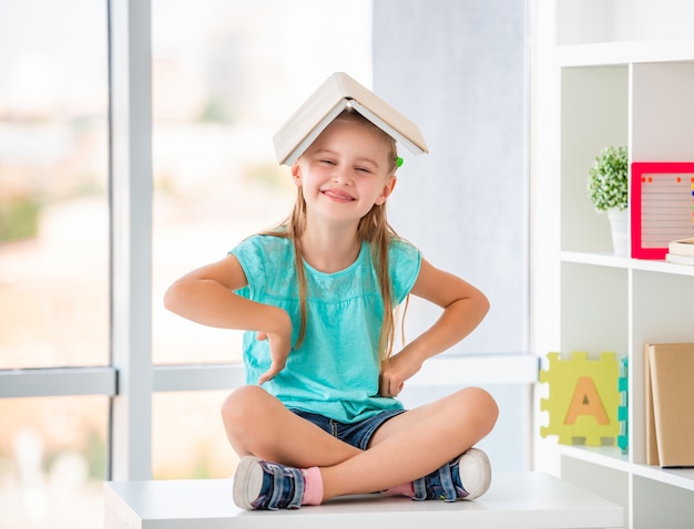 Schüler, der mit Lehrbuch täuscht