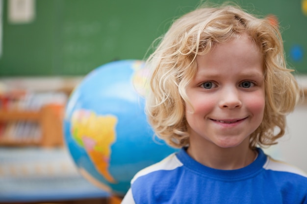 Schüler, der vor einer Kugel aufwirft