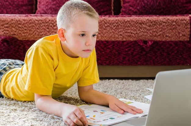 Schüler, der zu Hause mit Laptop lernt