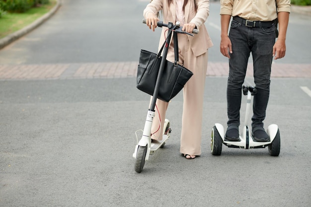 Schüler, die auf Elektrorollern fahren