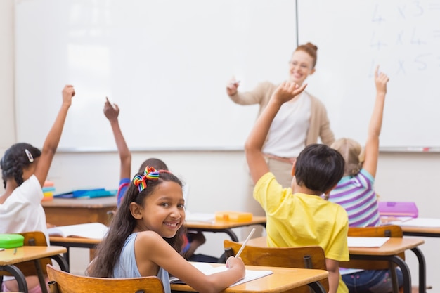 Schüler, die Hand im Klassenzimmer anheben