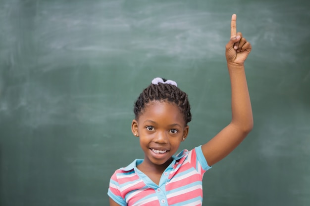 Schüler, die Hand im Klassenzimmer anheben