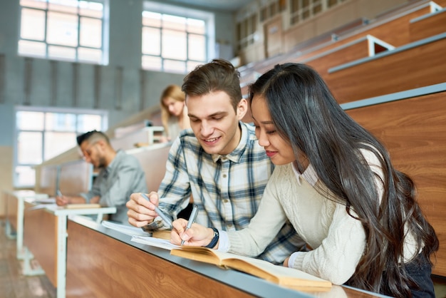 Schüler, die im Unterricht studieren