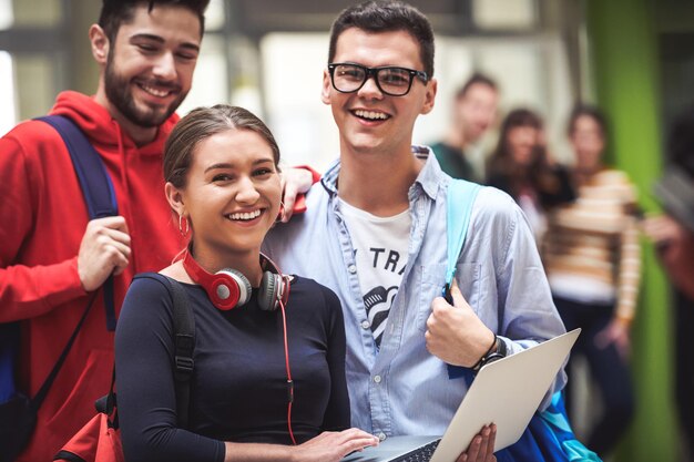 Schüler, die moderne Technologie für ein Schulprojekt verwenden