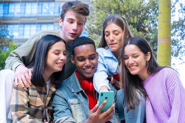 Schüler, die sich mit Mobiltelefonen amüsieren und Inhalte in sozialen Medien erstellen