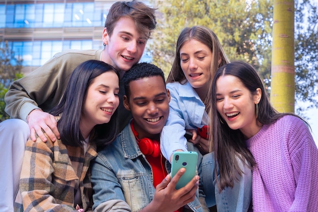 Schüler, die sich mit Mobiltelefonen amüsieren und Inhalte in sozialen Medien erstellen