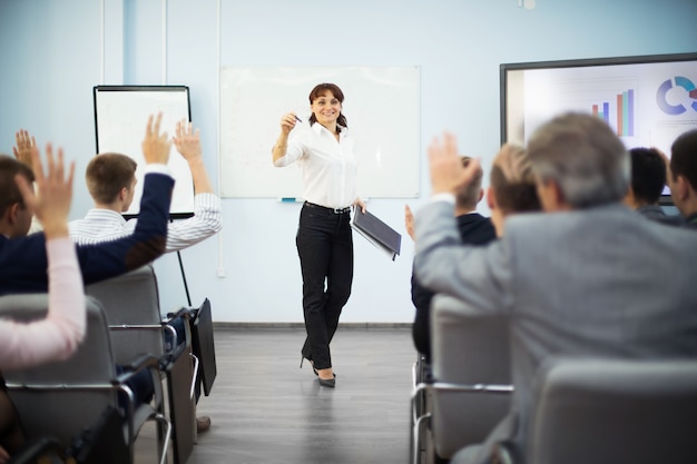 Schüler, die während des Seminars die Hände heben, um Fragen zu stellen