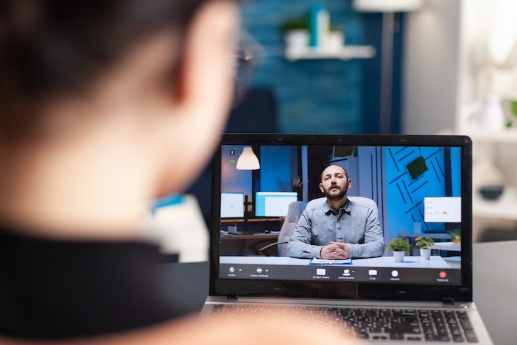 Foto schüler diskutieren mit ihrem lehrer bei einem online-videoanruf über eine e-learning-plattform mit laptop-computer. junge frau mit fernunterricht während der coronavirus-quarantäne, während sie im wohnzimmer sitzt