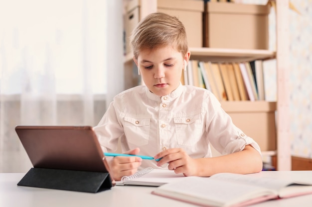 Schüler erledigt seine Aufgabe zu Hause