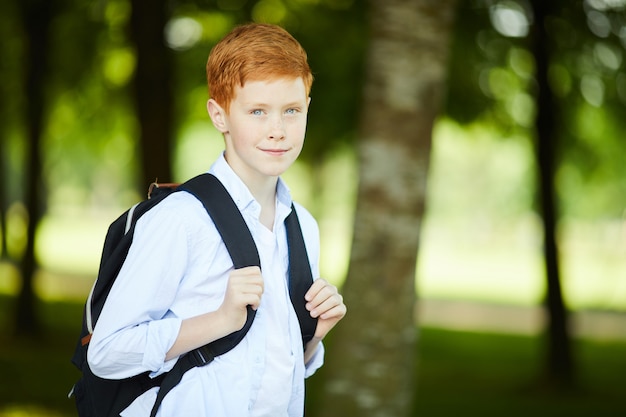 Schüler geht zur Schule