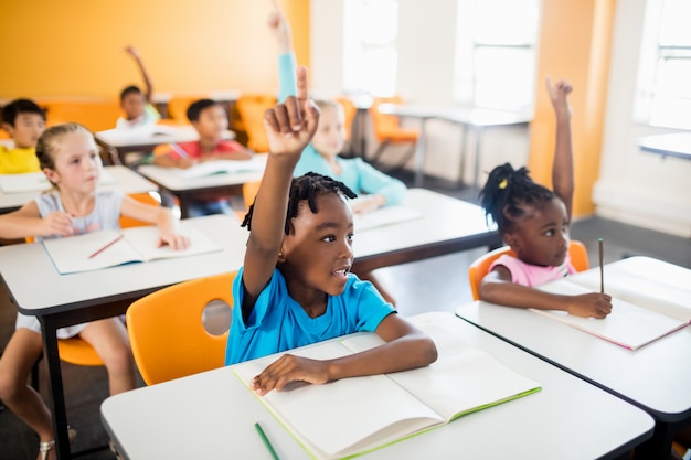 Schüler genießen das Lernen