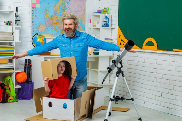 Schüler genießen die Zeit mit Lehrervater und spielen mit Papierrakete