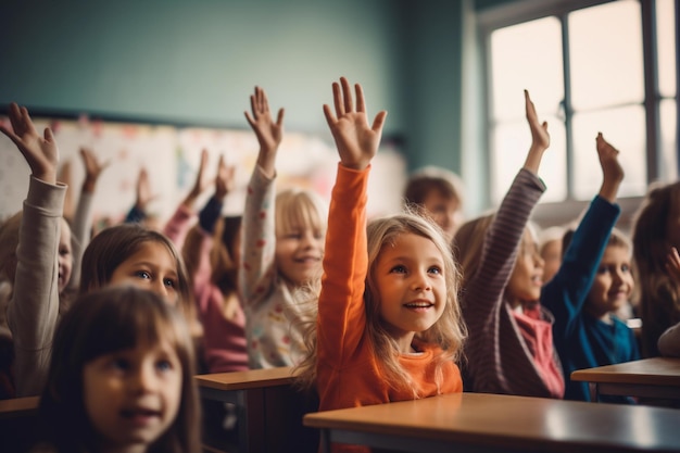 Foto schüler heben ihre hände im unterricht an der grundschule