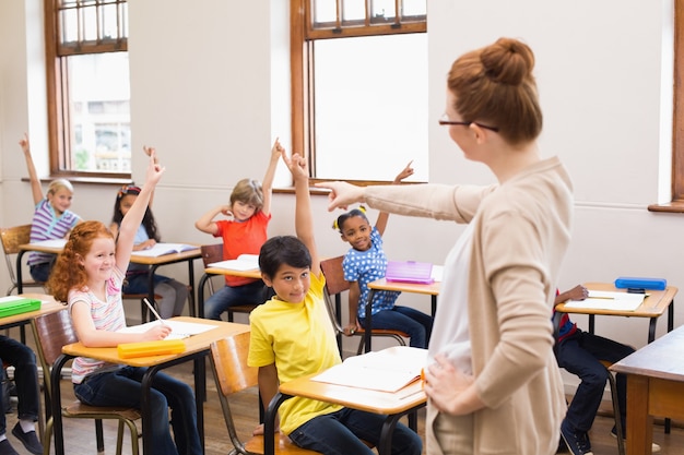 Schüler heben ihre Hände während des Unterrichts