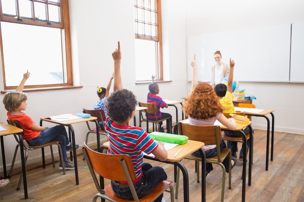 Schüler heben ihre Hände während des Unterrichts