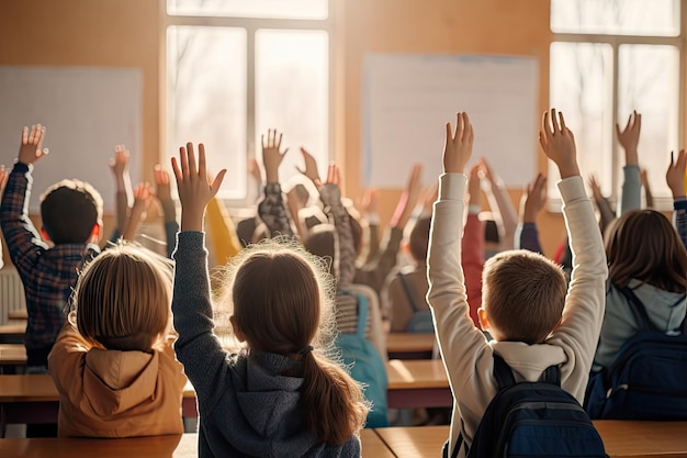 Foto schüler heben während des unterrichts in der grundschule die hände