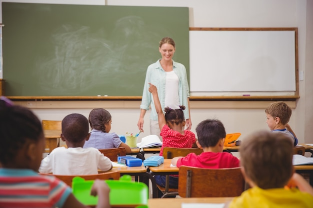 Schüler hob die Hände während des Unterrichts