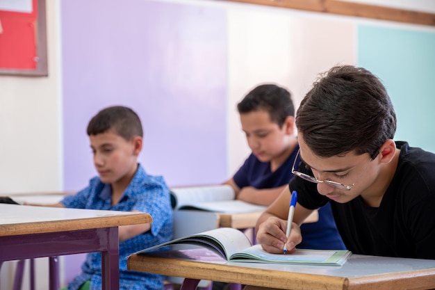 Schüler im Klassenzimmer machen Übungen