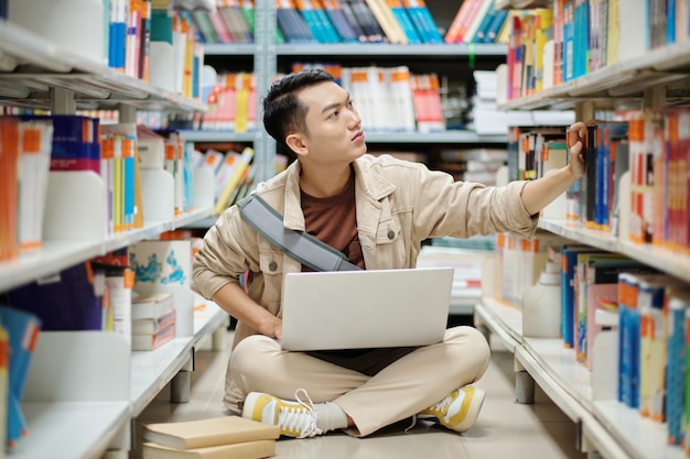 Schüler in der Bibliothek