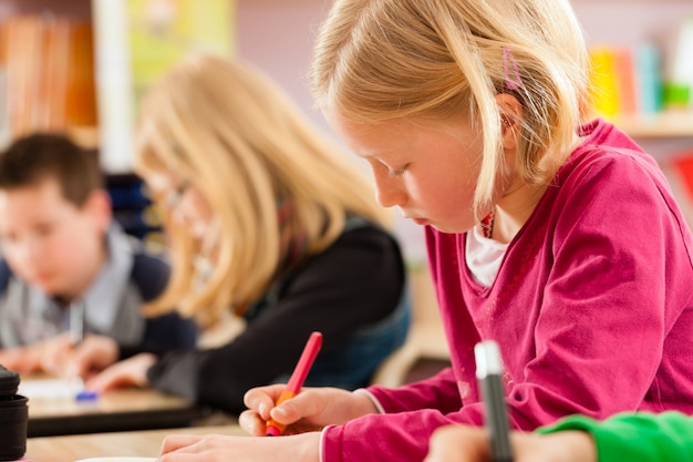 Foto schüler in der schule machen hausaufgaben