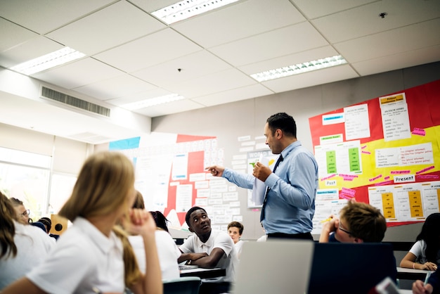 Schüler lernen in einem Klassenzimmer mit einem Lehrer