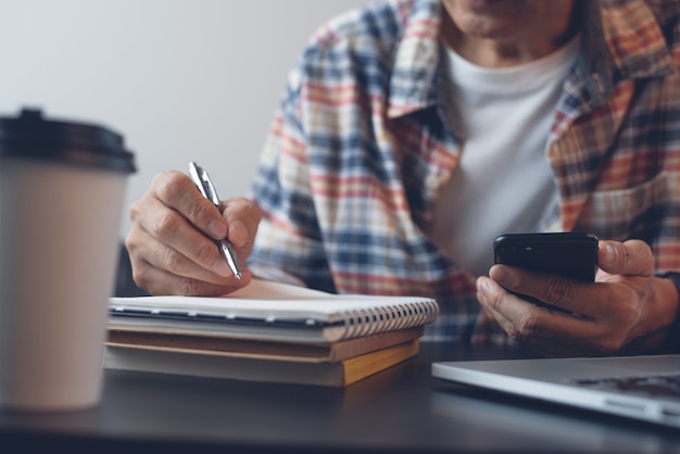 Schüler lernen online über einen Laptop zu Hause