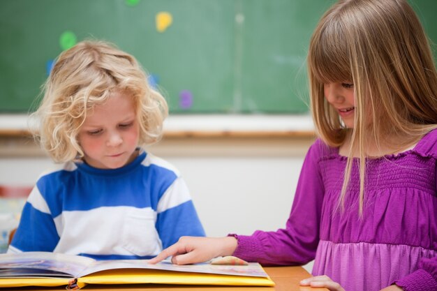 Schüler lesen ein Buch