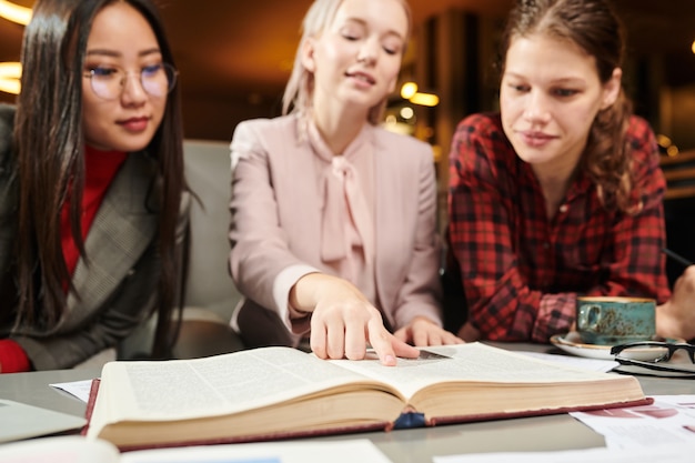 Schüler lesen ein Buch