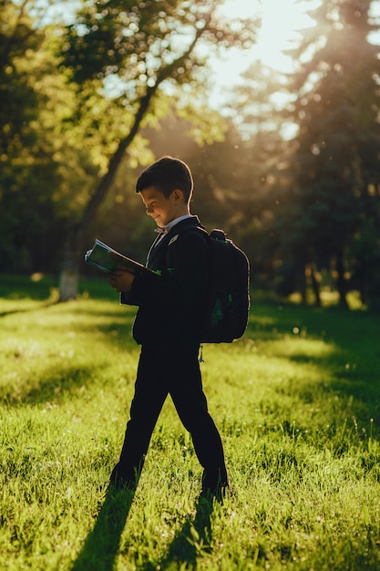 Schüler liest ein Buch im Park