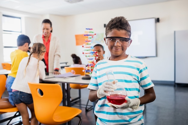 Schüler mit einem naturwissenschaftlichen Unterricht