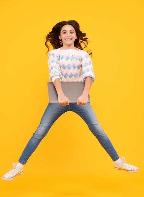 Schüler mit Laptop E-Learning und Online-Bildung Laufen und springen springende Kinder Teen Girl on