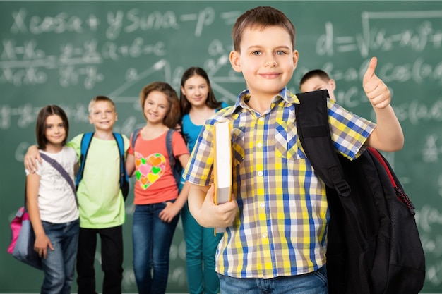 Schüler mit Rucksäcken und Büchern im Klassenzimmer