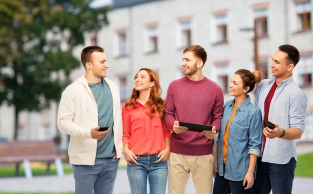 Schüler mit Smartphones und Tablet-Computern