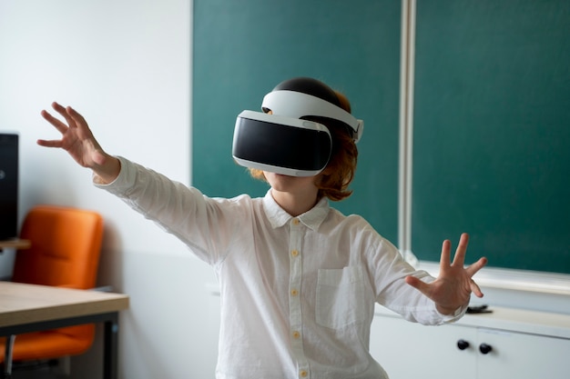 Schüler mit Virtual-Reality-Headset in der Schule