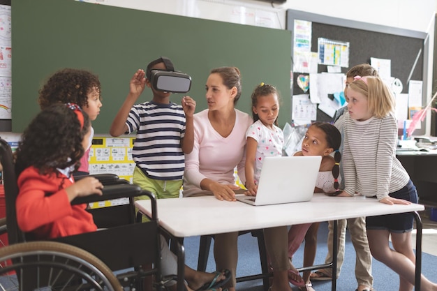 Schüler nutzt Virtual-Reality-Headset in der Schule im Klassenzimmer