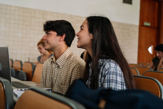 Schüler schauen sich im Unterricht an