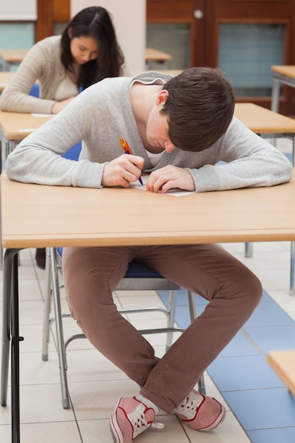 Schüler schreiben am Schreibtisch