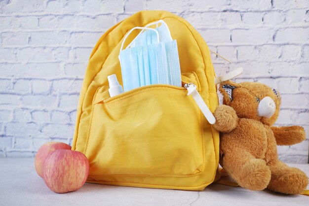 Schüler Schultasche Pack mit Desinfektionsmittel eine Gesichtsmaske