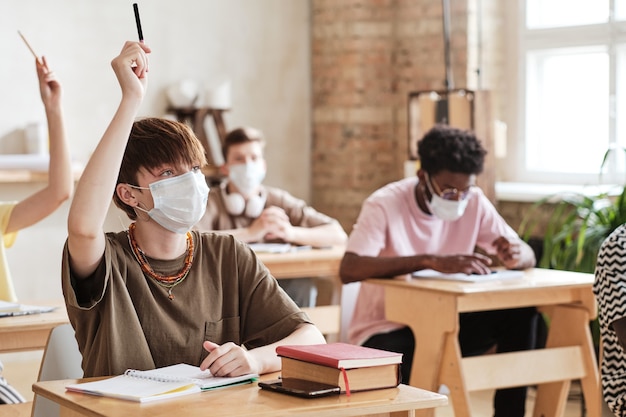 Schüler sitzen während des Unterrichts am Schreibtisch