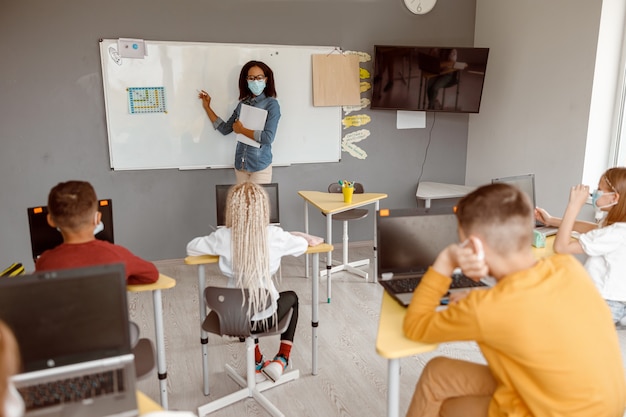 Schüler sitzen während des Unterrichts an ihren Schreibtischen