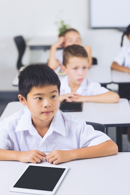 Schüler sitzt im Klassenzimmer