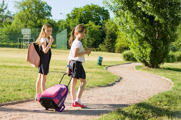 Schülerin Grundschüler zu Fuß