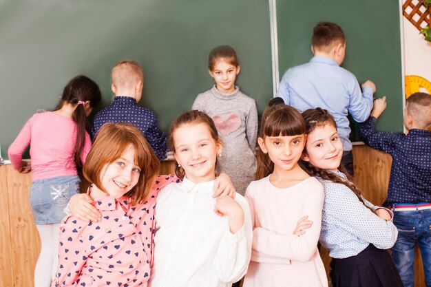 Foto schülerinnen und schüler viel spaß beim ausruhen in der pause