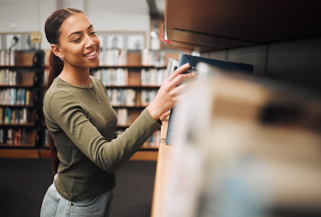 Foto schülersuche bücherregal für bücher in der bibliothek für bildungswissen und lernen über geschichte, philosophie und sprachstudium glückliche frau mit buch zum lesen, studieren und projektforschung