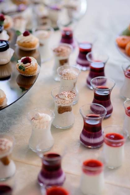 Foto schüsse mit kalten sahnedesserts